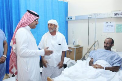 مدير صحة جازان يستمع لأراء المرضى المنومين بمستشفى الملك فهد المركزي