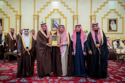 الأمير فيصل بن مشعل يُكرّم مدير النقل بمنطقة القصيم نظير تميز عمل الفرع