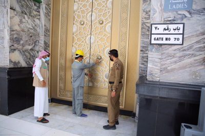 صيانة 150 بابًا بالمسجد الحرام على مدار الساعة