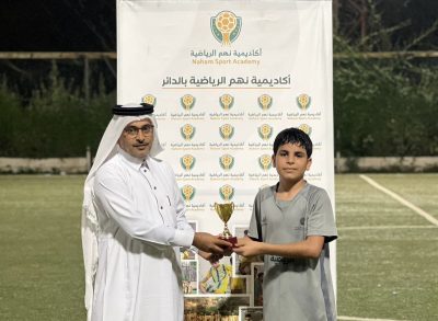 الكابتن عبد الكريم الغزواني يحصد كأس أفضل لاعب بأكاديمية الدائر الرياضيه .